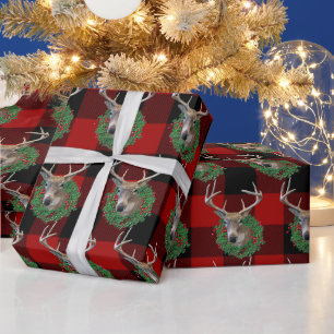 Herten en kerstkrans op plaid cadeaupapier