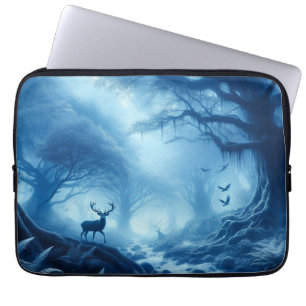 Herten in donker bos van blauwe nevel laptop sleeve