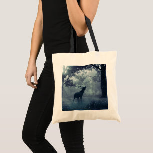Herten met gewei in een schaduwrijk bos tote bag