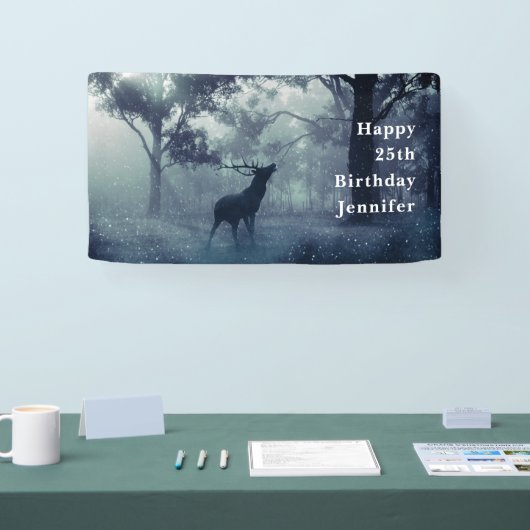 Herten met gewei in een schaduwrijk bos verjaardag spandoek (Beurs)