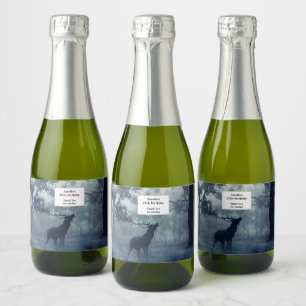 Herten met gewei in een schaduwrijk bos verjaardag sparkling wijnetiket