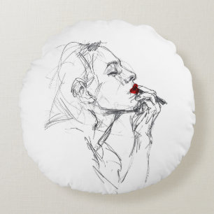 Het aanbrengen van rode lippenstift rond kussen