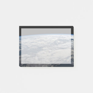 Het aardoppervlak boven een bewolkt Western Austra Post-it® Notes