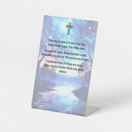 Het bedtijdgebed van een kind op een voetstuk reclamebord met voetstuk