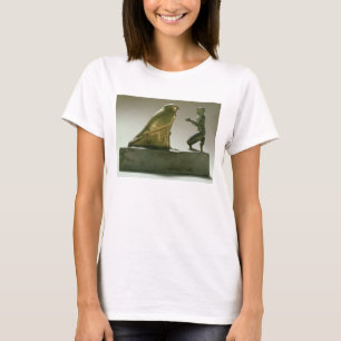 Het beeld van koning Taharqa dat de valk-god aanbi T-shirt