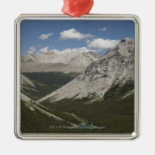 Het bergmeer in een vallei met een blauwe hemel metalen ornament