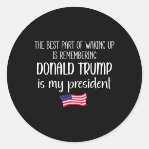 Het beste deel van het ontwaken is Trump is Presid Ronde Sticker