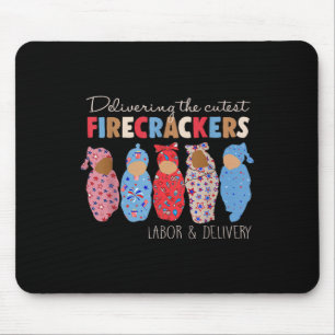 Het bezorgen van de schattigste vuurwerk grappige muismat