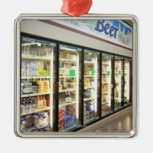 Het biergedeelte van een kruidenierswinkel. 2 metalen ornament