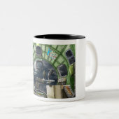 Het Bombardier's Uitzicht B-17 Tweekleurige Koffiemok (Voorkant rechts)