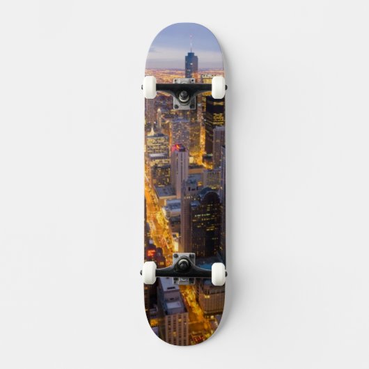 Het centrum van Chicago skyline bij schemering Skateboard (Voorkant)