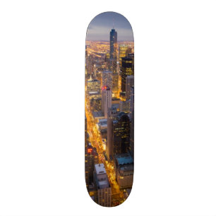 Het centrum van Chicago skyline bij schemering Skateboard