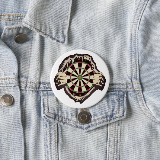 Het dartboard op je borst. ronde button 7,6 cm (In situ)