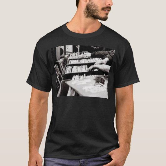 HET DIGGEN VAN DE CRATES T-SHIRT (Voorkant)