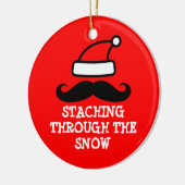 Het doorzoeken van de sneeuwkerstversiering keramisch ornament (Links)