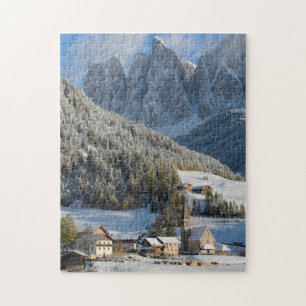 Het dorp Dolomites in de sneeuw in de winter Legpuzzel