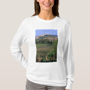 Het dorp San Gimignano ligt in de glooiende T-shirt