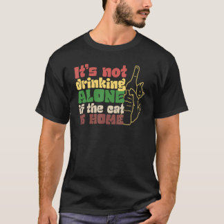 Het Drink niet alleen als Cat thuis is T-shirt