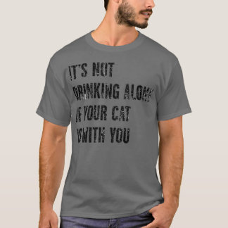 Het Drink niet alleen als je kat bij je is T-shirt