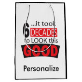 Het duurde 6 decennia om dit goed te bekijken| 60e medium cadeauzakje (Voorkant)