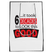 Het duurde 6 decennia om dit goed te bekijken| 60e medium cadeauzakje (Achterkant)