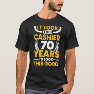 Het duurde 70 jaar voordat deze kassier er er uitz t-shirt