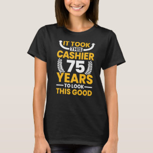 Het duurde 75 jaar voordat deze kassier er er uitz t-shirt