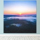 Het eerste licht van de dageraad verlicht het bos canvas afdruk (Insitu (Houten vloer))