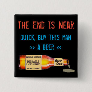 Het eind is dichtbij, Snel, koopt dit Man een Bier Vierkante Button 5,1 Cm