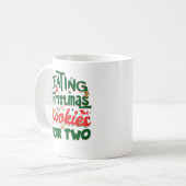 Het eten van kerstkoekjes voor twee grappige moede koffiemok (Voorkant links)