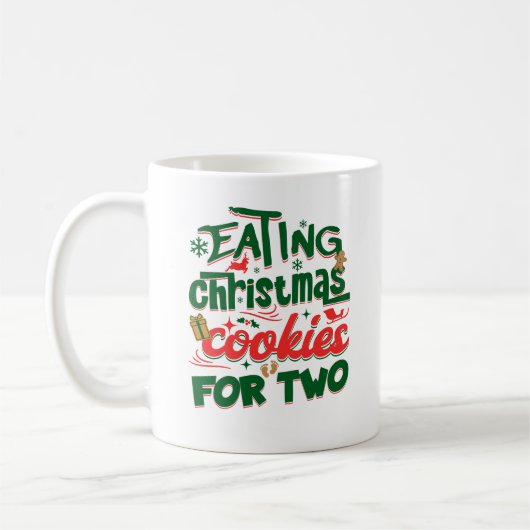 Het eten van kerstkoekjes voor twee grappige moede koffiemok (Links)