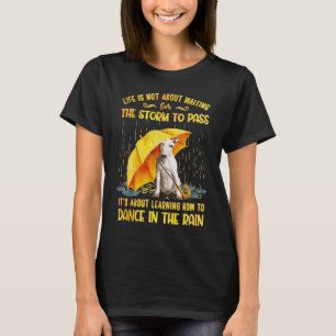Het gaat over leren dansen in de Rain Bull T-shirt