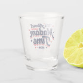 Het gaat over Madam Time Kamala Harris verkiezing Shot Glas (Achterkant)