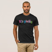 "Het geeft." Speelse Mixed-Textuur Slang Typografi T-shirt (Voorkant volledig)
