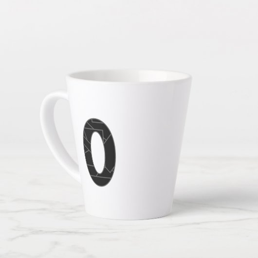 Het getal nul (0) in zwart latte mok (Linkerhoek)
