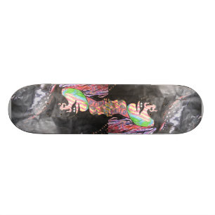 Het getatoeëerde meisje skateboard