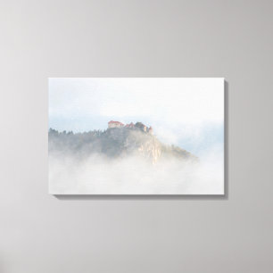Het gevlekte kasteel omringd door wolken canvas afdruk