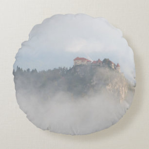 Het gevlekte kasteel omringd door wolken rond kussen