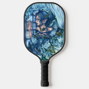 Het gezicht van het meisje met de vorstfee op een pickleball paddle