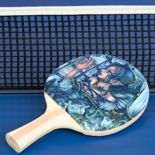 Het gezicht van het meisje met de vorstfee op een tafeltennisbatje