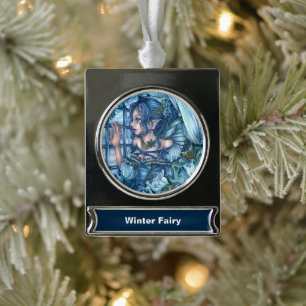 Het gezicht van het meisje met de vorstfee op een verzilverd banner ornament