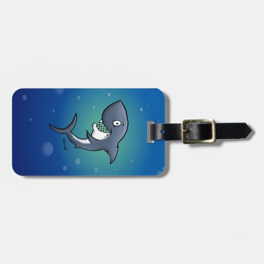 Het glimlachen van Funny Shark op blauwe achtergro Bagagelabel (Voorkant horizontaal)