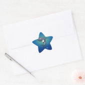 Het glimlachen van Funny Shark op blauwe achtergro Ster Sticker (Envelop)