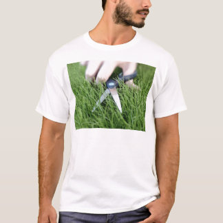 Het gras snijden met een schaar t-shirt