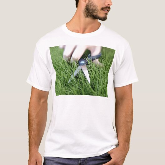 Het gras snijden met een schaar t-shirt (Voorkant)