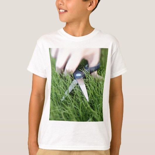 Het gras snijden met een schaar t-shirt (Voorkant)