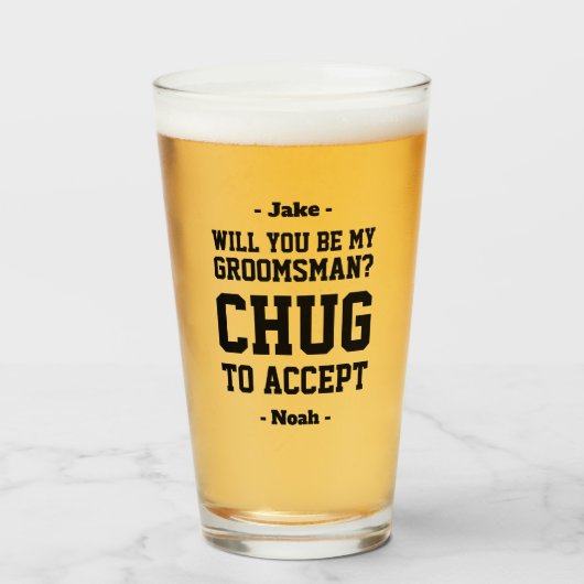 Het Groomsman-voorstel Khug om Funny Beer goed te Glas (Voorkant gevuld)