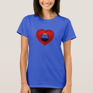 Het hart van de vrouw ligt achter de dunne blauwe t-shirt