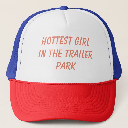 Het heetste meisje in het caravanpark is grappig p trucker pet (Voorkant)