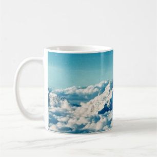 Het Himalaya-gebergte in Clouds Blue Sky Koffiemok